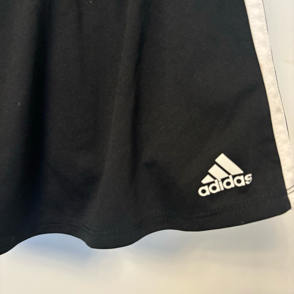 Adidas Black and White Skort for Versatile Performance - Picture 2 of 6
